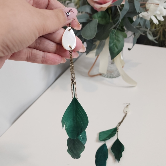 🔥Elegant Emerald Feathers Drop Earrings - Picture 3 of 5